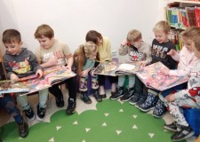 Powiększ zdjęcie Starszaki przeglądają czytelniane książki