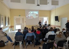Powiększ zdjęcie Uczniowie oglądają krótki film, dotyczący tajników pracy introligatora