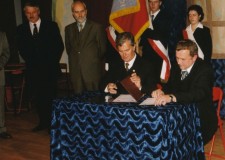 Powiększ zdjęcie Podpisanie deklaracji o wspólnej realizacji inwestycji „Budowa hali sportowej w Bieczu” przez Starostwo Powiatu Gorlickiego oraz Biecz — 2002