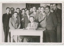 Powiększ zdjęcie Uczniowie Handlówki podczas okupacji; po lewej stronie biurka stoi syn gorlickiego fotografa Melko; za profesorem stoi Władysław Boczoń; 1942–1943