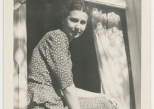 Powiększ zdjęcie Jadwiga Zabierowska w oknie pokoju, w którym odbywało się tajne nauczanie