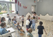 Powiększ zdjęcie Bibliotekarka%20prezentuje%20dzieciom%20ilustracje%20z%20książki