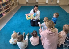 Powiększ zdjęcie Bibliotekarka%20prezentuje%20dzieciom%20książkę-zabawkę