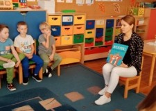 Powiększ zdjęcie Bibliotekarka czyta przedszkolakom