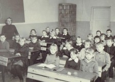 Powiększ zdjęcie Nauczycielka Zofia Forczek z uczniami; 1965 rok