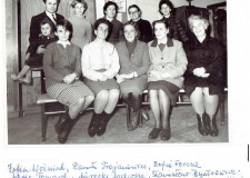 Powiększ zdjęcie Dyrektor Bystrowicz z nauczycielkami; 1968 rok