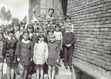 Powiększ zdjęcie Uczniowie klasy czwartej przed szkołą