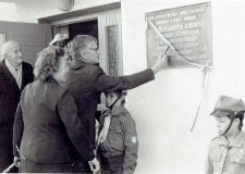 Powiększ zdjęcie Franciszek Kosiba (brat Aleksandra Kosiby) z dyrektorką szkoły Danutą Trojanowicz odsłaniają pamiątkową tablicę