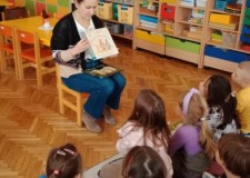 Powiększ zdjęcie Bibliotekarka czyta dzieciom książki o rodzinie