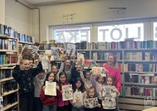 Powiększ zdjęcie Wspólne%20zdjęcie%20z%20pracami%20wykonanymi%20podczas%20zajęć