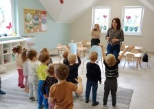 Powiększ zdjęcie Bibliotekarka prowadzi zabawę ruchową z przedszkolakami