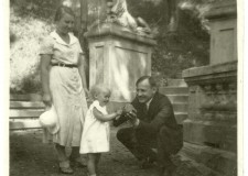 Powiększ zdjęcie Rodzina Suknarowskich w glinickim parku w okresie międzywojnnym