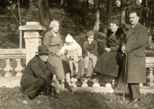 Powiększ zdjęcie Rodzina Suknarowskich w glinickim parku w okresie międzywojnnym