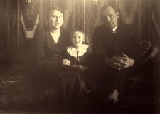 Powiększ zdjęcie Rodzina Suknarowskich: Helena, Władysław i Anna