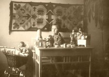 Powiększ zdjęcie Anna Dusza w swoim pokoiku, w którym podczas okupacji mieszkał żołnierz niemiecki