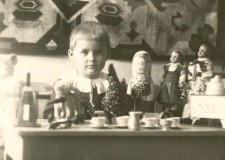 Powiększ zdjęcie Anna Dusza w swoim pokoiku, w którym podczas okupacji mieszkał żołnierz niemiecki