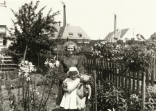Powiększ zdjęcie Anna Dusza w ogródku przed domem w Gliniku