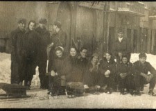 Powiększ zdjęcie Kulig w okresie międzywojennym przed biurowcem Rafinerii w Gliniku 