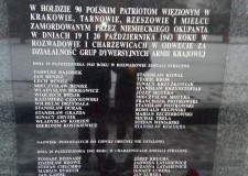 Powiększ zdjęcie Tablica pamiątkowa w Rozwadowie „W hołdzie 90 polskim patriotom (…) zamordowanym przez niemieckiego okupanta w dniach 19 i 20 października 1943 roku w Rozwadowie i Charzewicach w odwecie za działalność grup dywersyjnych Armii Krajowej ”. Na tablicy widnie