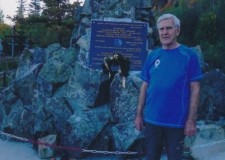 Powiększ zdjęcie Tadeusz Merkun przy pomniku Legionistów poległych w Pasiecznej