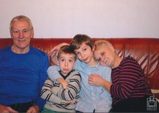 Powiększ zdjęcie Tadeusz Merkun z żoną i wnukami