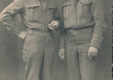 Powiększ zdjęcie Edward Merkun w wojsku Andersa(z lewej)