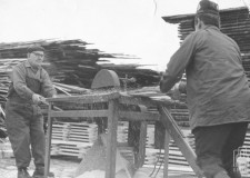 Powiększ zdjęcie Budowa kościoła w Gliniku, od lewej Fryderyk Mieszczak, ks. Wojciech Chochół