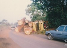 Powiększ zdjęcie Wywrotka samochodu przewożącego ścięte drzewa (ranni często trafiali do ośrodka zdrowia)