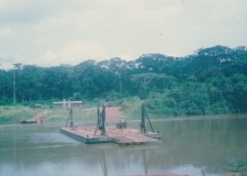 Powiększ zdjęcie Prom na granicy z Kongiem, na nim przepływały rzekę kaniony (ciężarówki) ze ściętymi drzewami