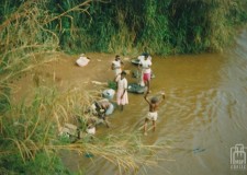 Powiększ zdjęcie Kamerun, pranie w rzece