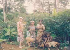 Powiększ zdjęcie Na polu maniokowym z położną Ivett i jej dziećmi
