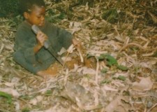 Powiększ zdjęcie Mały chłopiec uczy jak posługiwać się maczetą