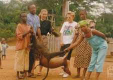 Powiększ zdjęcie Po polowaniu: (małpa, onyks?), Marta Hajduk trzyma łapę goryla