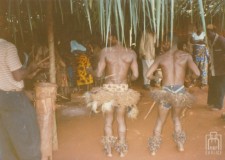 Powiększ zdjęcie Taniec Pigmejów