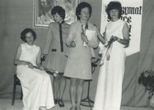 Powiększ zdjęcie Wieczór poezji w wykonaniu bibliotekarek w 1975 r. (Ewa Gorczyca, Maria Waląg, Irena Belniak, gościnnie — Elżbieta Lewek)