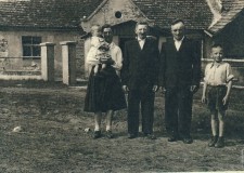 Powiększ zdjęcie W Małomicach przed domem 