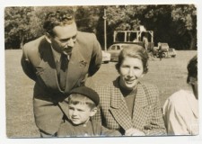 Powiększ zdjęcie Na wystawie rolniczej w Siarach z mamą Henryką i tatą Marianem (1959 r.)