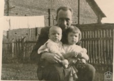 Powiększ zdjęcie Mieczysław Galant z synem Jackiem i córką Marysią (w tle hala Forestu obok ul. Bieckiej).