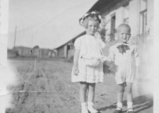 Powiększ zdjęcie Marysia z Jackiem przed domem, w którym mieszkali na terenie Forestu (maj 1944 r.)