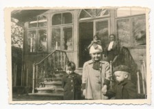 Powiększ zdjęcie Dworek Skrzyńskich na terenie Forestu (stał w miejscu, gdzie obecnie stoi środkowy blok). Z prawej Marysia Galant, od lewej Jacek Galant. Tu kwaterował niemiecki oficer z ordynansem Iwanem (1943 r.)