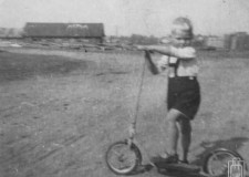 Powiększ zdjęcie Jacek na hulajnodze z pneumatycznymi oponami, wykonaną przez mechanika pana Miśko, ok. 1946 r.
