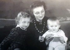 Powiększ zdjęcie Mama Barbary — Joanna Świerz z domu Nigborowicz wraz z dziećmi: po prawej siostra Maria, z lewej Barbara; 1943 rok