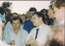 Powiększ zdjęcie Lech Kaczyński (Poseł na Sejm RP) gościem Łemkowskiej Watry (1992 r.), obok Stefan Hładyk – wiceprzewodniczący Zjednoczenia Łemków