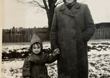Powiększ zdjęcie Babcia Bronisława Szczepanik z Wojtkiem ok. 1958 r. (w tle ul. Kościuszki; tam gdzie obecnie znajduje się stacja paliw Grosar)