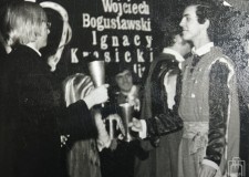 Powiększ zdjęcie Występy w I LO M. Kromera, Wojtek Szymański po prawej