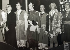 Powiększ zdjęcie Występy w I LO M. Kromera, Wojtek Szymański trzeci od prawej