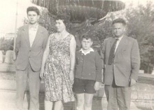 Powiększ zdjęcie Od prawej: Józef Tuleja (dziadek), Zbigniew Tuleja (tata), Halina (babcia, żona Józefa, a córka Zygmunta Sekułowicza), Leszek Tuleja (brat taty)