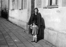 Powiększ zdjęcie Ryszarda z mamą przed domem; 1950 rok