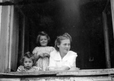 Powiększ zdjęcie Ryszarda z siostrą Lidusią; 1952 rok