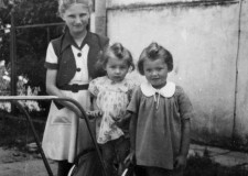 Powiększ zdjęcie Od lewej: Marysia Krężel, Lidusia i Rysia; 1952 rok